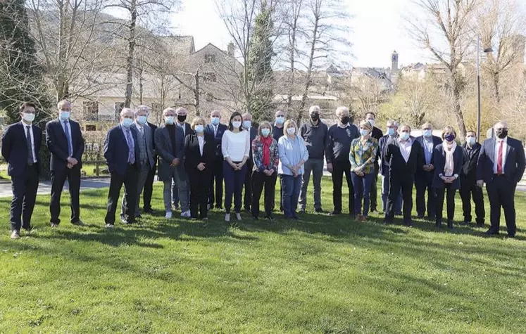 Mercredi 24 mars à Chanac, la préfète Valérie Hatsch avait convié les élus des 14 communes et cinq communautés de communes lozériennes retenues dans le programme Petites villes de demain pour une signature officielle de convention.