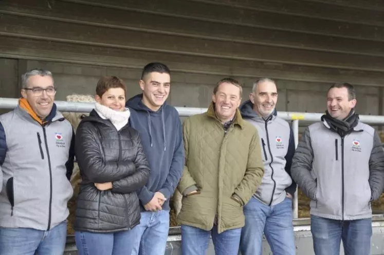 Philippe Blateyron, éleveur dans le Puy-de-Dôme vend en moyenne une bête tous les quinze jours à Franck Taillandier, boucher à Clermont-Ferrand. Habitués à travailler ensemble, les deux hommes ont récemment couché sur papier leur engagement réciproque.