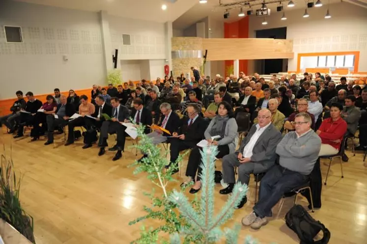 Tous les élus lozériens, les OPAs, et de nombreux agriculteurs étaient venus écouter la présentation de Thierry Boulleau au congrès de la FDSEA.