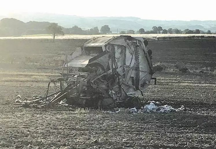 Le roundballer et la végétation alentour ont été entièrement détruits par l’incendie.