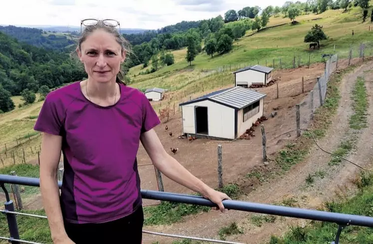 Magalie Pélissier est retournée sur la ferme familiale de ses grands-parents. À la Ferme du rocher, elle élève volailles fermières, lapins et pigeons.