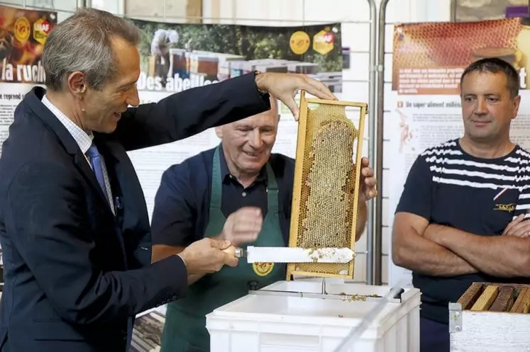 Mercredi 31 août, le syndicat d'apiculture de la Lozère a procédé à une première récolte de la ruche installée ce printemps dans les combles du bâtiment de la mairie, en présence des élus locaux et du préfet de Lozère, Philippe Castanet.