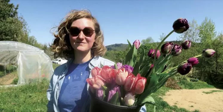 Émergente, la filière française des fleurs coupées attire de plus en plus d'adeptes. Rencontre avec Sarah Bradley, jeune floricultrice installée à Silhac (Ardèche).