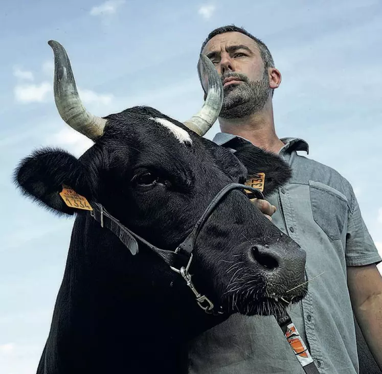 Fine, la vache Bretonne pie-noir, est l’égérie de ce salon. Elle prend la pose avec son éleveur Cédric Briand.