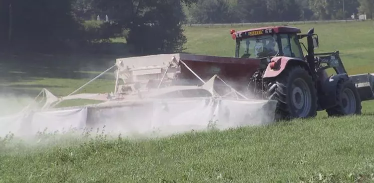 L’acidité dégrade la fertilité des sols. La solution ? Apporter du calcaire pour redresser ou entretenir le pH de ses parcelles. Entretien avec Christophe Chabalier, conseiller agronomie de la chambre d’agriculture du Cantal.