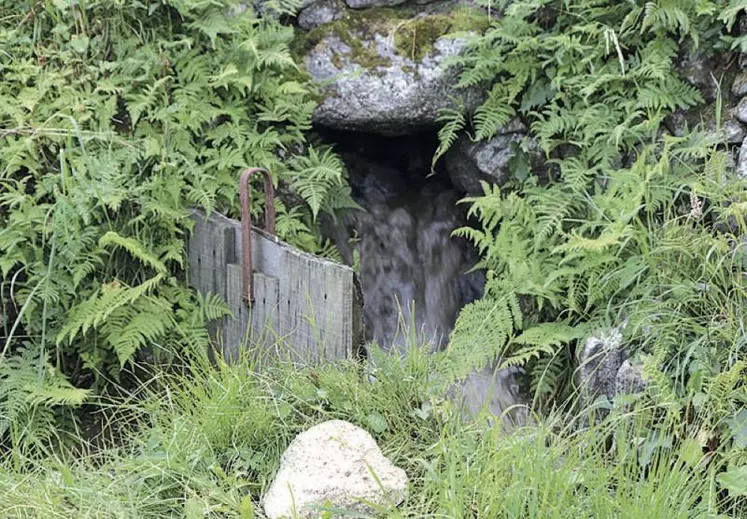À Valfournes, un système de « portes » permet de répartir l’eau suivant les besoins des exploitants.
