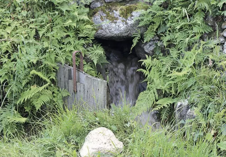 À Valfournes, un système de « portes » permet de répartir l’eau suivant les besoins des exploitants.