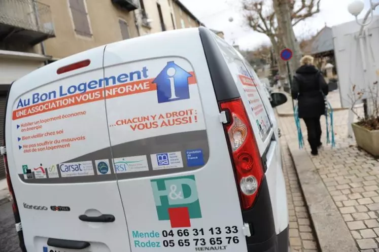 Le petit camion itinérant de Delphine Henry, qui va de marché en marché, pour faire connaître l'action "Au bon logement."