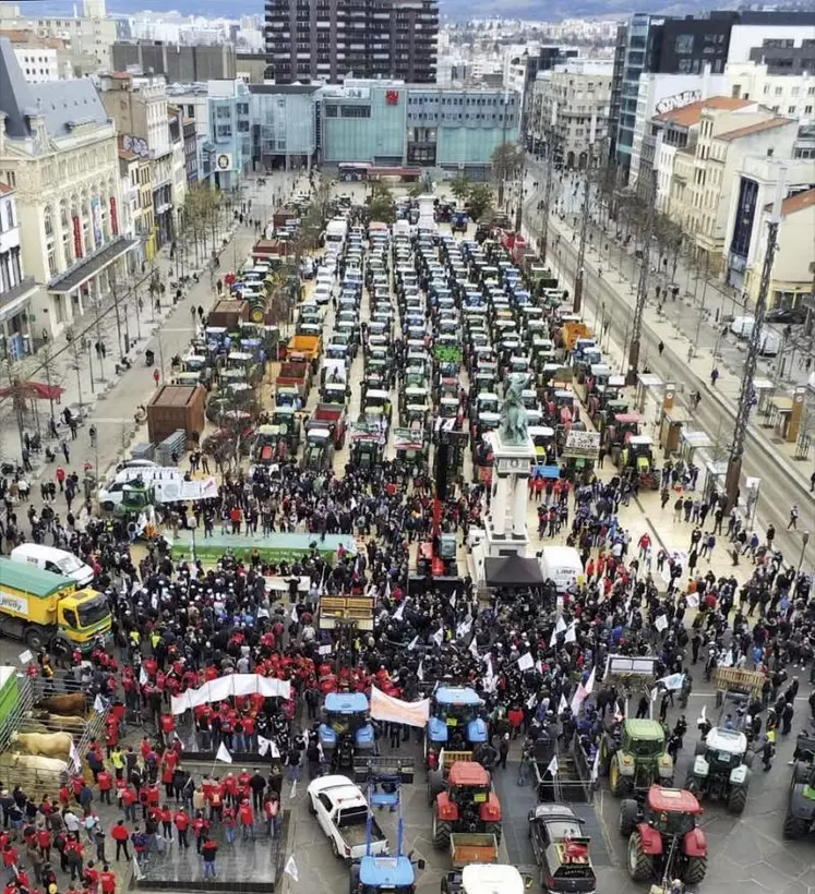 500 tracteurs et près de 5 000 agriculteurs rassemblés place de Jaude à Clermont-Ferrand, jeudi 25 mars. Défi relevé pour le réseau FRSEA-JA d’Aura et du grand Massif central, qui a mobilisé en masse pour obtenir des prix rémunérateurs et une PAC équilibrée. Une première sommation qui en appellera d’autres « si les pouvoirs publics ne changent pas de braquet ».