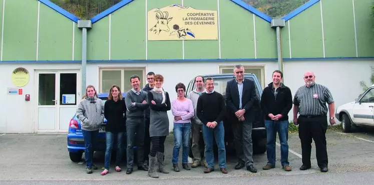 Les représentants d’Unicor et de la coopérative Sud Lozère, officialisant leur partenariat avec la fromagerie de Moissac visitent l’entreprise.