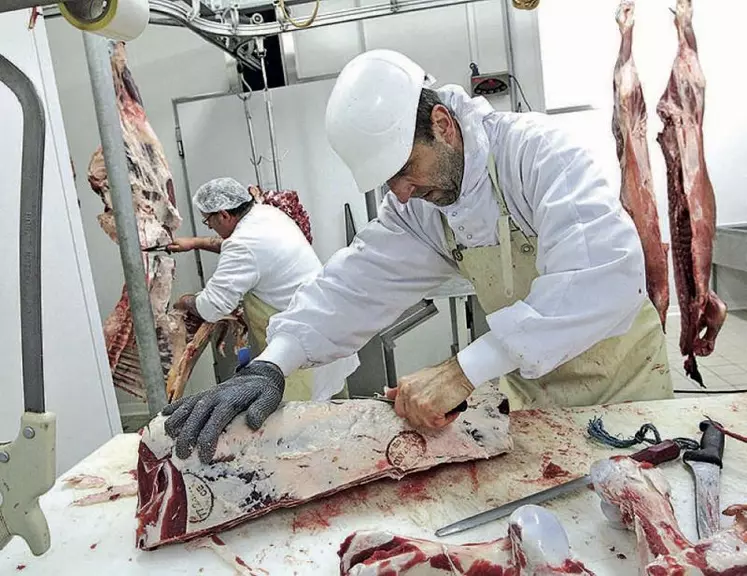 Trois solutions (atelier individuel, atelier collectif, prestataire) s’offrent aux producteurs de viande pour transformer leurs produits. À chacun sa situation.