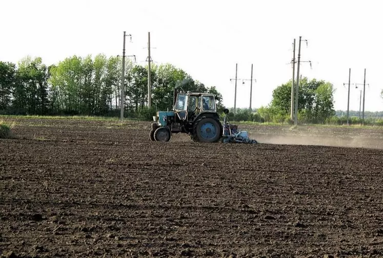 En raison de la colère des agriculteurs polonais, Varsovie et Kiev ont trouvé un accord pour suspendre en partie les importations de produits agricoles ukrainiens bon marché. Très affectés également, les agriculteurs roumains appellent l'UE à réintroduire des droits de douane. La Pologne a ainsi invité les organisations agricoles des pays voisins de l'Ukraine à adopter une position commune. Pour l'instant, Bruxelles prévoit de mettre sur la table de nouvelles mesures de soutien.