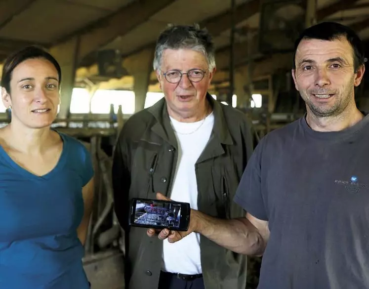 Virginie et Sébastien Durand, du Gaec des Boulaines, en compagnie de Guy Lhermie (au centre), fondateur de la société Solar concept security