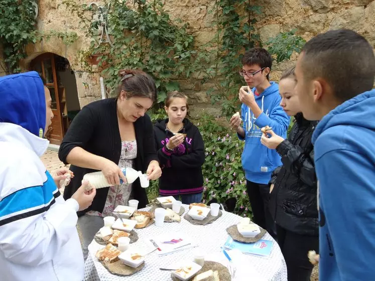 Au Mazet, Nadège Ressouche a ouvert les portes de l'exploitation familiale aux élèves de la section SEGPA du Collège de Marvejols.