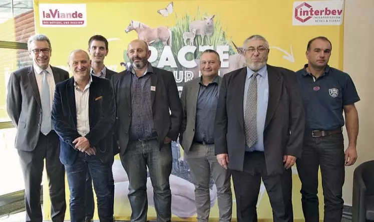 De gauche à droite : Denis Lerouge, directeur de la communication produit d’Interbev, Pierre Desprat, négociant en vin de la Maison Desprat, Paul Grelier, responsable de la section bovins d’Interbev, Bruno Dufayet, président de la commission enjeux sociétaux d’Interbev et président de la FNB, Philippe Dumas, président de Sicarev, Guy Hermouet, président d’Interbev bovins, et Arnaud Blandin, éleveur dans l’Allier.