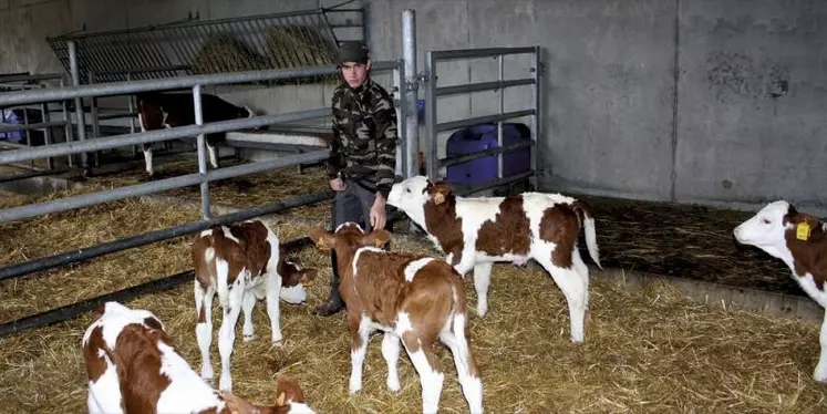 Le rêve de Florian Chapeau, paracycliste savoyard, est de participer aux jeux paralympiques de 2024 sur route et sur piste. En attendant, il trait les vaches sur deux exploitations des Bauges. Plus tard, c'est sûr, il sera agriculteur.