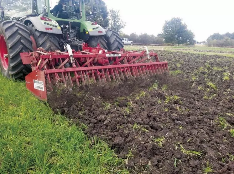 Les machines à bêcher ne demandent pas de puissance de traction, car le mouvement de leurs organes travaillants a pour effet de « pousser » le tracteur, comme une fraise rotative.