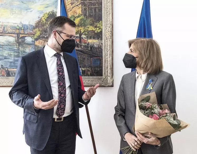 Zdenek Nekula (à gauche), ministre de l’Agriculture de la République Tchèque et Stella Kyriadikes (à droite), commissaire européenne à la Santé.