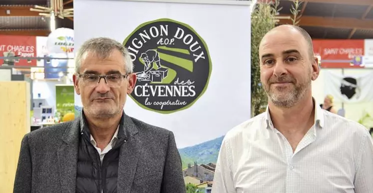 Jérôme Fesquet au Medfel, sur le stand de l’AOP, accompagné du nouveau directeur de la coopérative Origine Cévennes, Joël Armand, à gauche.