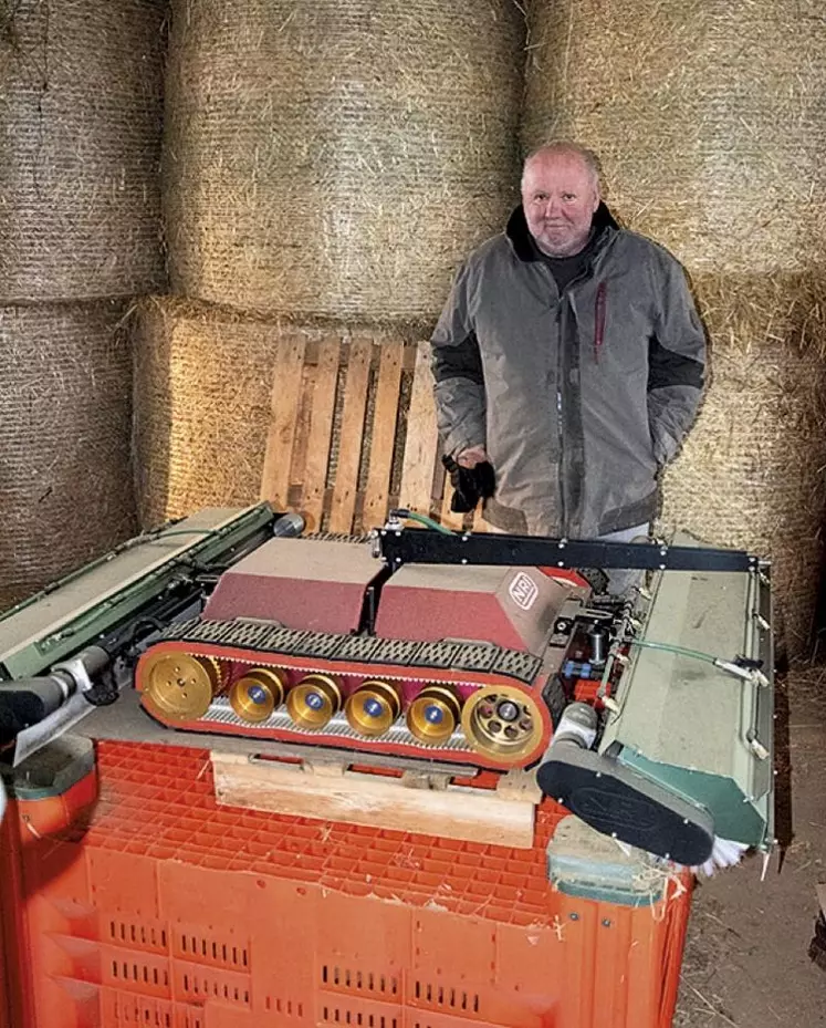 La société NRI a mis au point le premier robot français de nettoyage de panneaux photovoltaïques. Philippe Serre, agriculteur à Eyburie en Corrèze s’est procuré ce nouvel outil, et nous parle des services rendus par son nouveau compagnon.