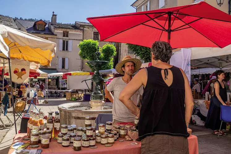 Un marché de producteur bio est organisé sur la place de la mairie de Florac de 9 heures à 14 heures.
