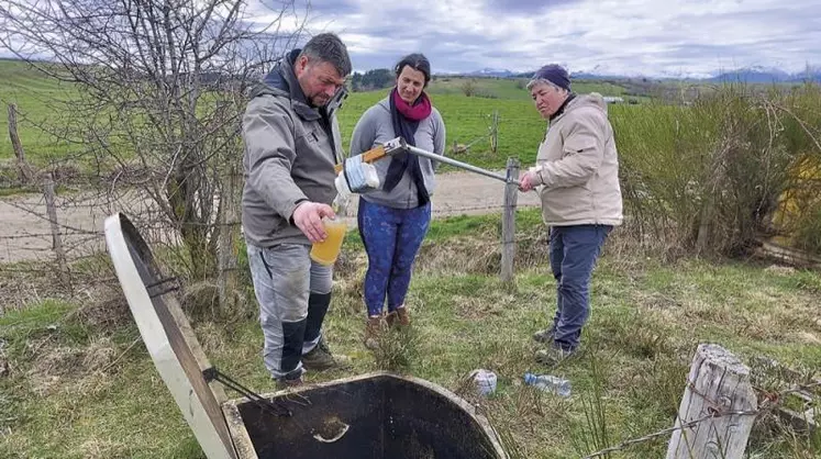 Sébastien Dabert (à gauche) a installé un SBR près de sa fromagerie, auquel il a accès par différentes trappes de contrôle.