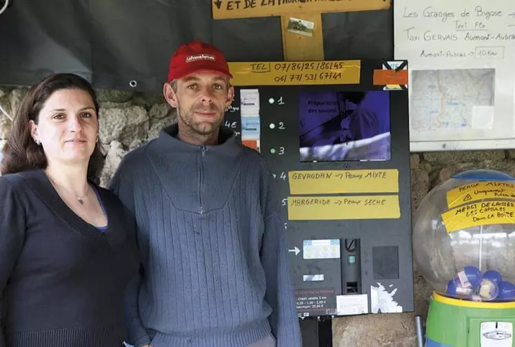 Éléonore Deltour et Gilles Estevenon forment le Gaec Pasturagou. Au-delà de leur élevage laitier, les associés ont développé une activité d’agrotourisme, touchée par le confinement.