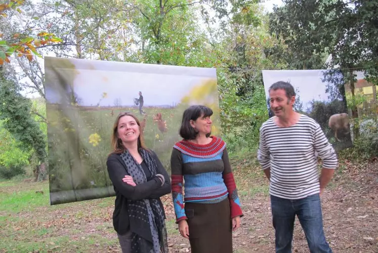 Karine Granger, l’artiste, Florence Arnaud, responsable des éditions Shisto et Hervé Parrain, président de Terroir Cévennes.