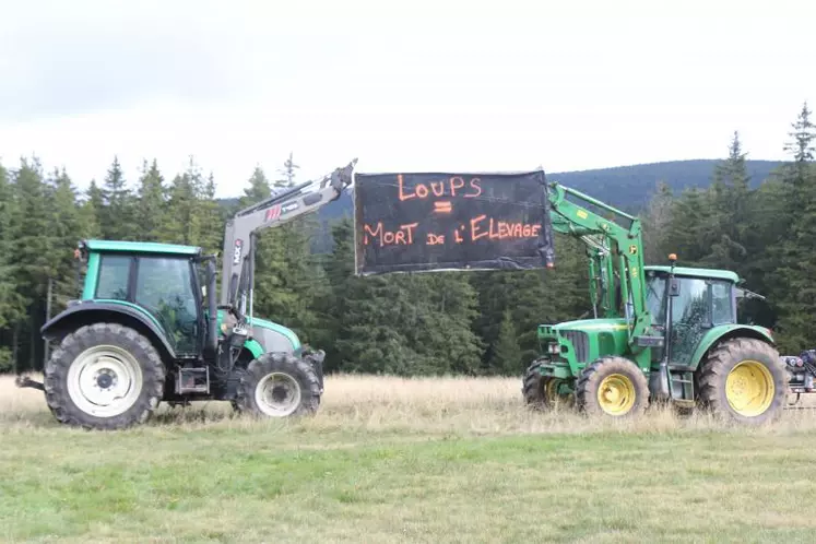 Lors de la manifestation au mont Mouchet le 30 septembre, des slogans rappelant le désespoir des éleveurs sont affichés.