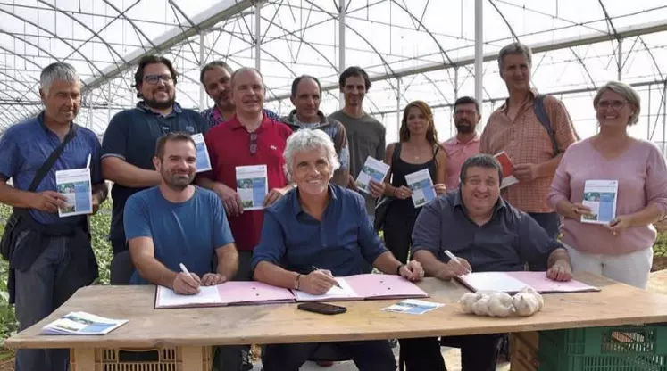 Aurélien Ratton, président du comité légumes, Jean-Pierre Taite, vice-président en charge de l'agriculture à la Région et Jean-Claude Darlet, vice-président de la chambre d'agriculture Aura, ont signé le plan filière légumes 2021-2023 à Légny (Rhône).