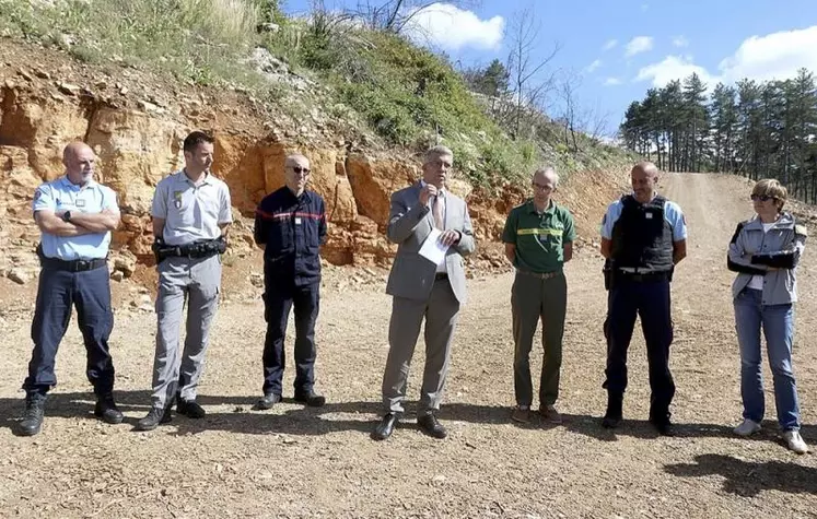 Le 26 juillet, au col de Coperlac (Mas-Saint-Chély), les principaux partenaires de la lutte contre les incendies de forêt se sont réunis pour une conférence de presse détaillant les moyens de lutte en Lozère et les dispositifs de surveillance conjoints mis en place.