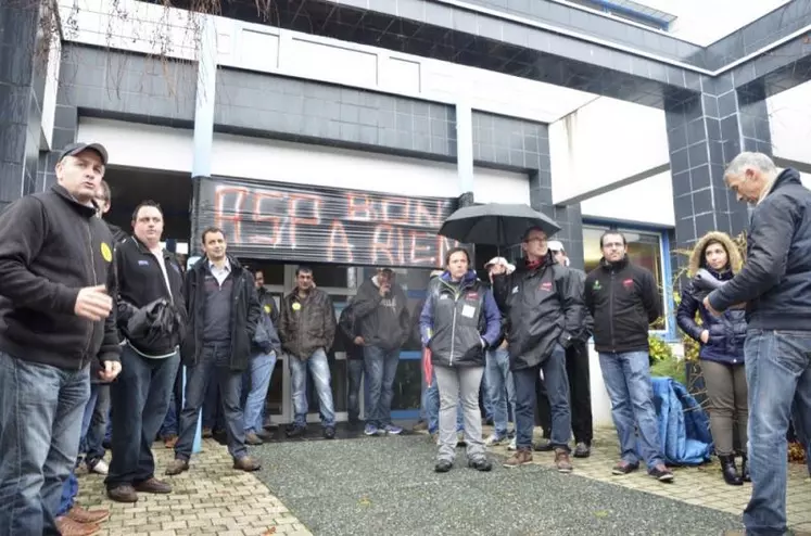 Devant les locaux de l’ASP à Clermont-Ferrand, la mobilisation d’agriculteurs de l’Allier, du Cantal, de la Haute-Loire et du Puy-de-Dôme.