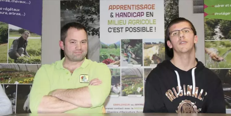 Damien Merméty, éleveur laitier dans l'Ain et son apprenti Yannick Cécillon.