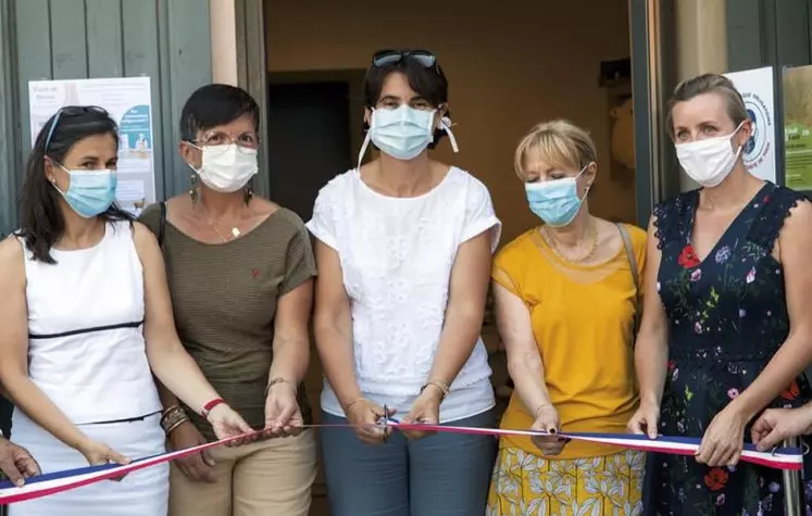 De gauche à droite, la préfète Valérie Hatsch, la sénatrice Guylène Pantel, la présidente du département Sophie Pantel, la maire de Florac Flore Thérond et la sous-préfète Chloé Demeulenaere.