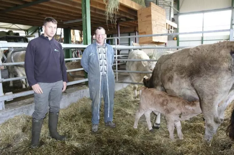 Pascal Couve (à droite) fait appel à Romaric Meindre de Lozère insémination pour son troupeau.