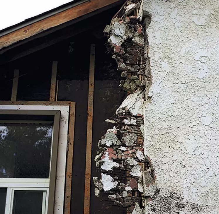 Lorsque l'on veut faire des travaux, de rénovation notamment, il arrive d'être confrontés à la présence d'amiante. Comment traiter le problème ?