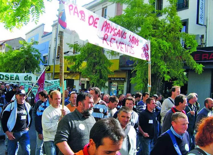 Le monde agricole s’est déjà fait entendre à de nombreuses reprises, il recommencera le 5 novembre si rien ne bouge. L’objectif ne change pas, la défense de la profession reste en haut des mots d’ordre : un revenu décent, des contraintes assouplies… les agriculteurs doivent pouvoir travailler, vivre de la terre et nourrir les français.