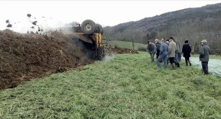 Premier retournement de l’andain de fumier chez Alexis Venet.