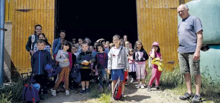 Le 2 juin, au lendemain de la journée mondiale du lait, la section laitière de la FDSEA 48 a organisé une journée découverte à la ferme pour les élèves de l'école maternelle de Grandrieu, sur l'exploitation de Jean-Yves Jourdan.