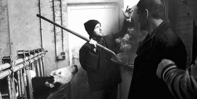 Jérôme Delarbre, technicien à la chambre d’agriculture, détecte avec un fumigène les courants d’air dans un bâtiment.