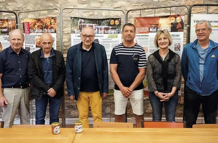 Après le collège Marcel Pierrel, c'est au tour de la mairie de Marvejols d'accueillir des abeilles sous son toit. La ruche, inaugurée le 23 mai, vise à sensibiliser aux risques environnementaux liés à la disparition des pollinisateurs.