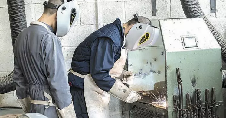 À l’atelier, le port d’un masque et de gants de sécurité est gages de sécurité.