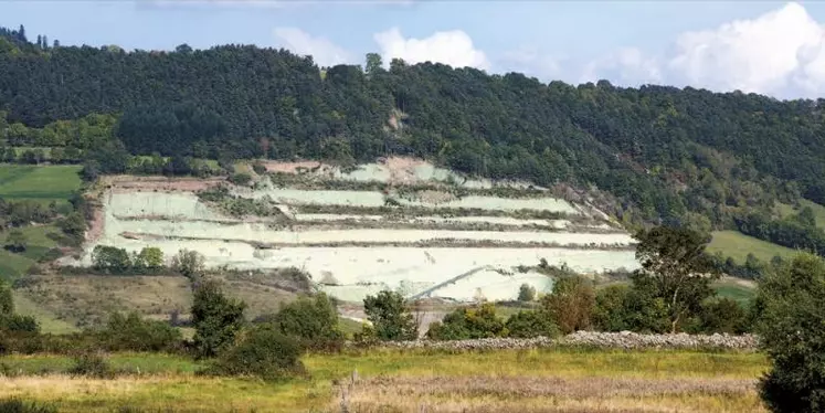 La société Argile du Velay exploite son propre gisement d'argile aux propriétés uniques et aux nombreux atouts pour l'élevage et l'agriculture.