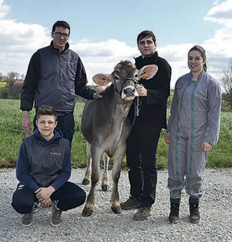 Les membres de l’équipe ont consacré une journée à leur échauffement pour le Brune team show, chez Gilles Brast, éleveur Brun à Druelle.