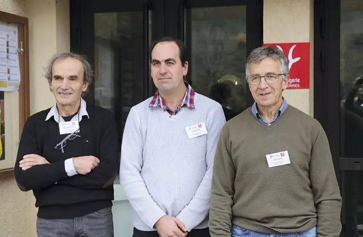Ruben André, président de la coopérative au centre, accompagné de Bernard Étienne et Jean Flayol, anciens présidents.
