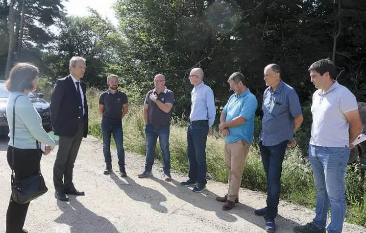 Vendredi 28 juillet, à l'invitation de la famille Hébrard, propriétaire du groupement, et de la coopérative de la forêt privée Gard Lozère, le préfet de Lozère a pu visiter un important chantier de reboisement lancé en Margeride.