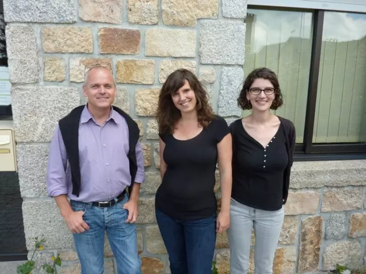 Philippe Tixier-Malicorne, directeur de la Fredon Languedoc-Roussillon, Nathalie Vanherle en charge de l’animation de la lutte et Cécile Carcelle, conseillère à la chambre d’agriculture à Saint-Chély.