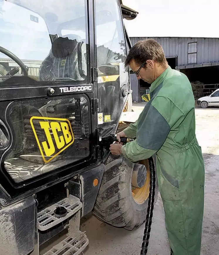 Le gouvernement a mis en place une aide forfaitaire de 100 EUR pour les contribuables utilisant un véhicule motorisé pour leurs besoins professionnels. Les critères d'éligibilité tiennent avant tout au revenu fiscal du foyer par part, qui doit être inférieur ou égal à 14 700 EUR au titre des revenus 2021.