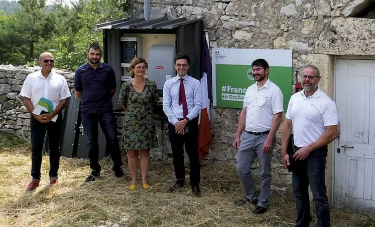 À La Parade, la municipalité vient d'inaugurer ce 22 juillet une installation photovoltaïque en autoconsommation collective sur les bâtiments communaux, en présence des acteurs locaux soutenant le projet. Une première dans le département pour une initiative encore peu répandue mais en plein développement.