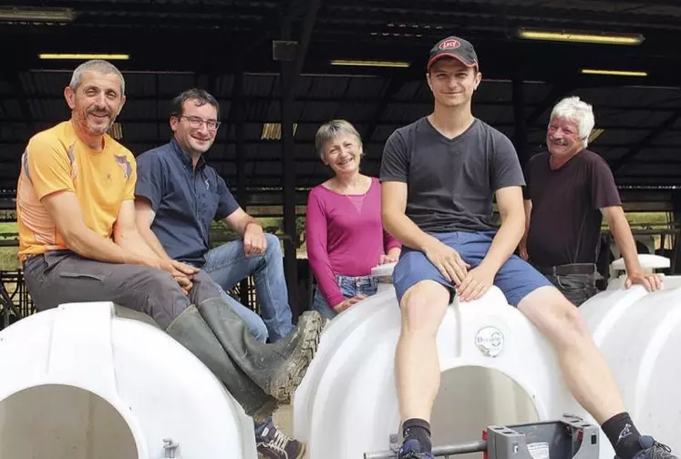 Originaire de l'Ariège, Anthony Brasquie a intégré le Gaec de Lhermet-Chausy, dans le Cantal, au terme d'une année de parrainage, permettant à Michel Raymond de partir à la retraite serein.